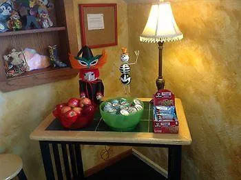 Holiday Lodge Motel
